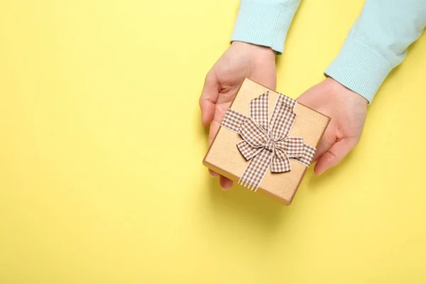 Mâini de sex feminin ținând cutie cadou — Fotografie, imagine de stoc