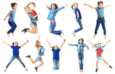 Beyaz arka planda zıplayan şirin çocuklar.