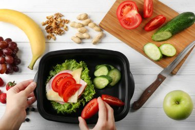 Akşam yemeği beslenme çantası içinde ambalaj eller 