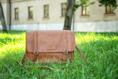 Yeşil çimenlerin üzerinde çanta