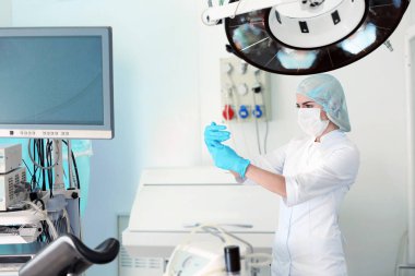 Modern klinik, ameliyathane genç doktor