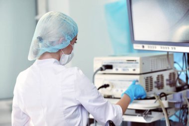 Modern klinik, ameliyathane genç doktor