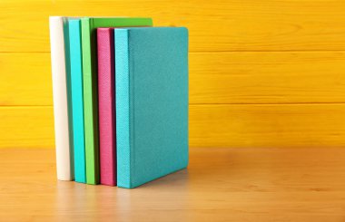 ahşap zemin üzerine kitaplar