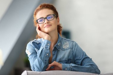 Gözlük olan kadın  