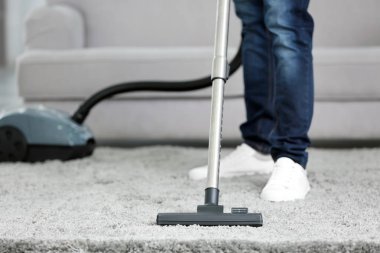 Süpürge Temizleyicili Adam