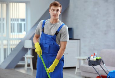 paspas ile genç adam 