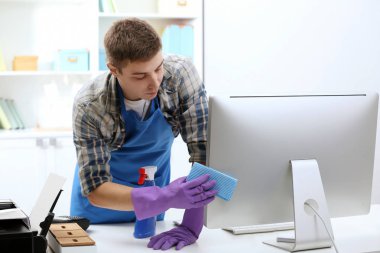 adam temizlik bilgisayar monitörü