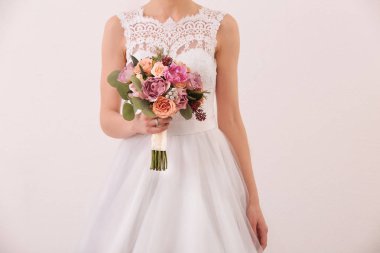 Gelin düğün buketi tutuyor. 