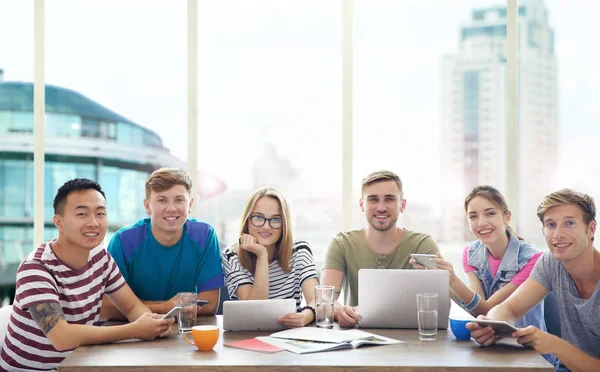 Giovani Con Gadget Tavola Concetto Tecnologico Moderno — Foto Stock