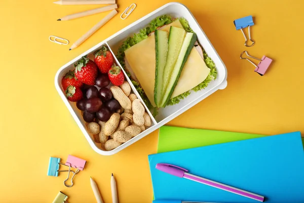 Lekker broodje en fruit in de lunchbox — Stockfoto