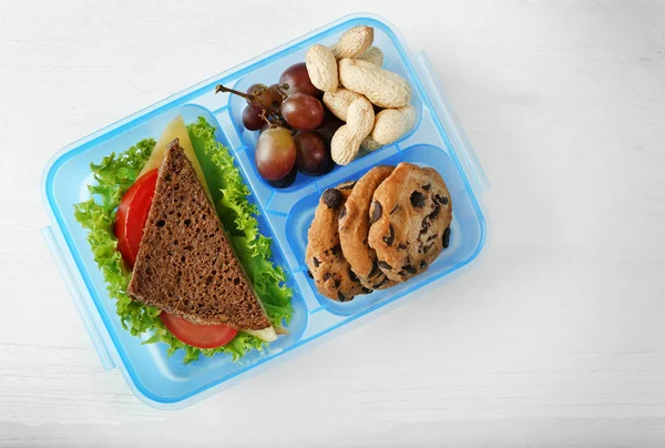 Leckeres Mittagessen mit Sandwich in Box — Stockfoto