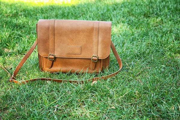 Handbag on green grass — Stock Photo, Image