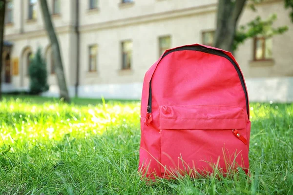 Рюкзак на зеленій траві — стокове фото