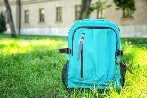 Рюкзак на зеленій траві — стокове фото