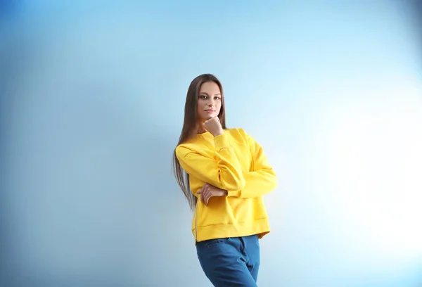 Moda Dziewczyna Żółty Sweterek Tle Szarej Ścianie — Zdjęcie stockowe