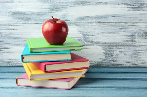 Bücherstapel und Apfel — Stockfoto