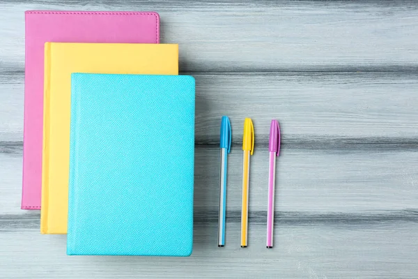 Bunte Notizbücher auf dem Tisch — Stockfoto