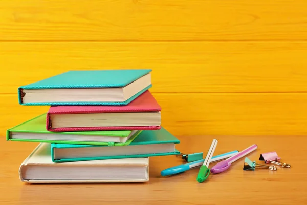 Libros y accesorios coloridos — Foto de Stock