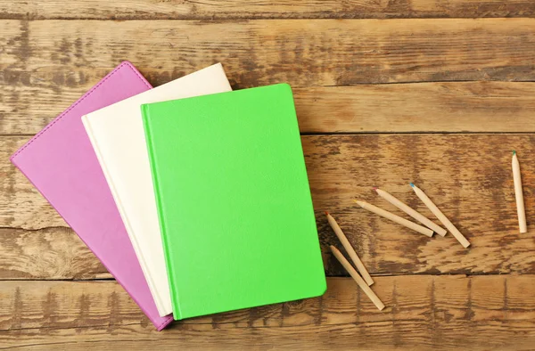 Kleurrijke notebooks op tabel — Stockfoto