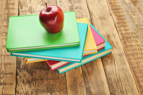 Bücherstapel und Apfel — Stockfoto