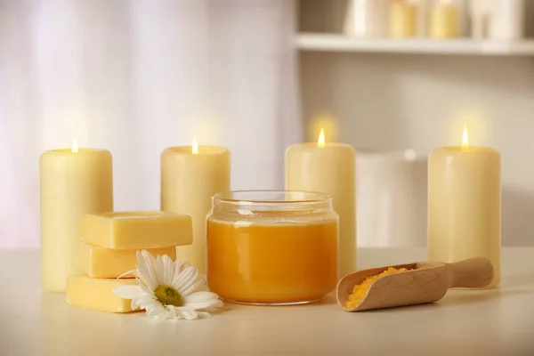 Set de spa con tratamientos de miel y velas — Foto de Stock