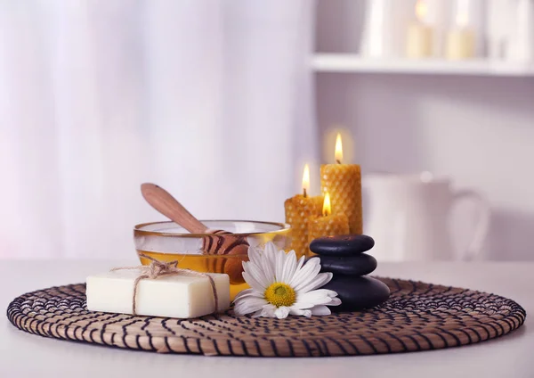 Set de spa con tratamientos de miel y velas — Foto de Stock
