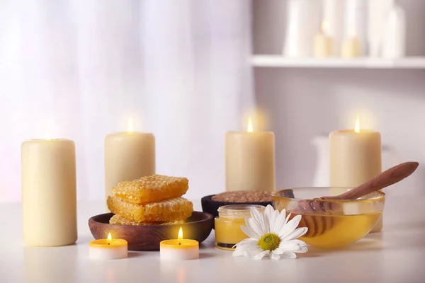 Spa set with honey treatments and candles — Stock Photo, Image