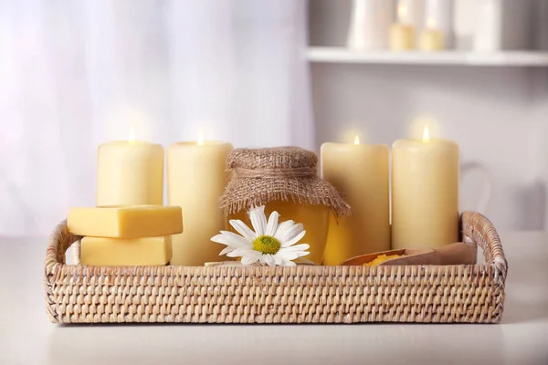 Spa avec des traitements au miel et des bougies — Photo