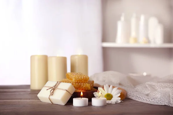 Spa set with honey treatments and candles — Stock Photo, Image