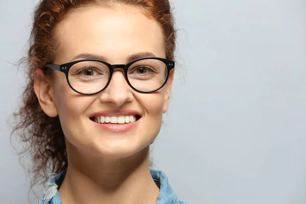 Junge Frau mit Brille — Stockfoto