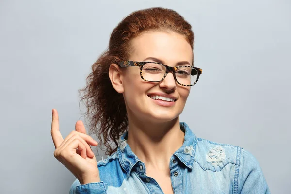 Jeune femme avec lunettes — Photo