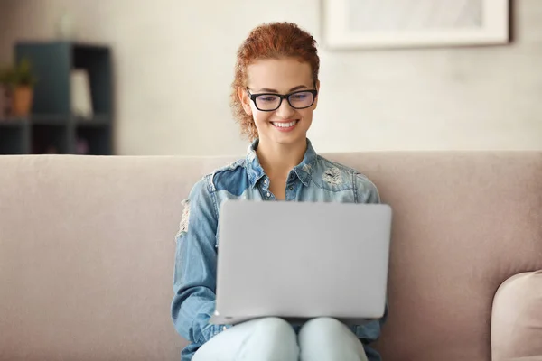 Jonge vrouw met bril — Stockfoto