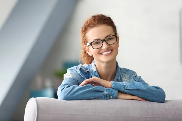 Junge Frau mit Brille — Stockfoto