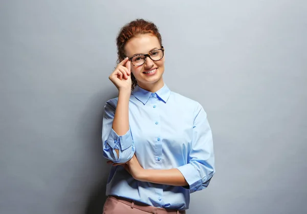 Jonge vrouw met bril — Stockfoto