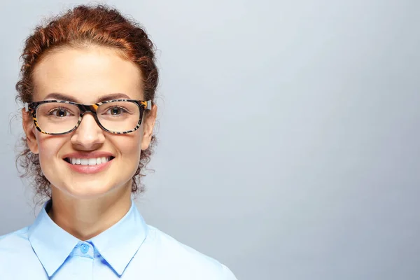 Mujer joven con gafas — Foto de Stock