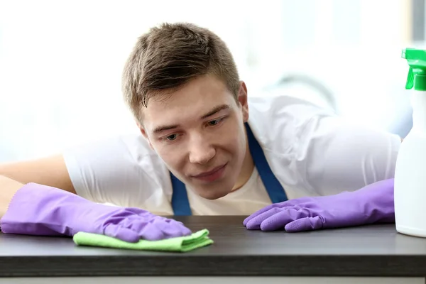 Uomo tavolo di pulizia — Foto Stock