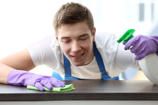 Man cleaning table — Stock Photo, Image