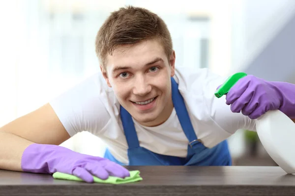 Uomo tavolo di pulizia — Foto Stock