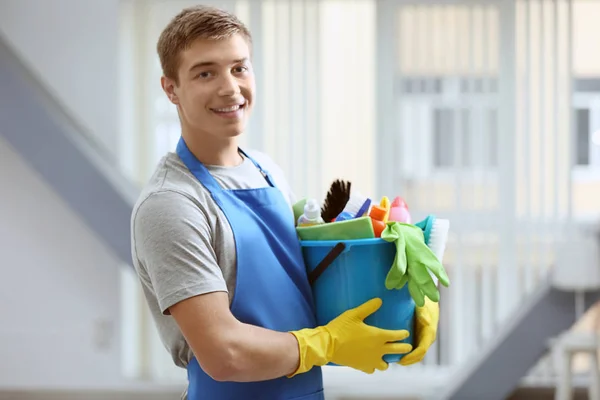 Homme avec équipement de nettoyage — Photo