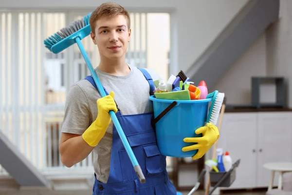 Homem com equipamento de limpeza — Fotografia de Stock