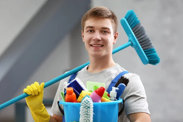 Homme avec équipement de nettoyage — Photo