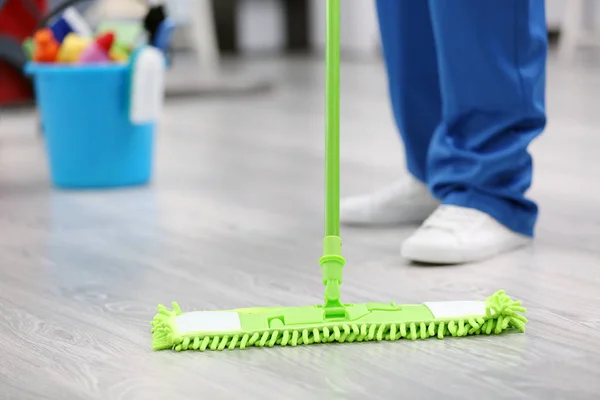 Man met mop vloer schoonmaken — Stockfoto