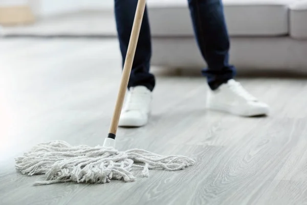 Férfi takarítás a padló mop — Stock Fotó