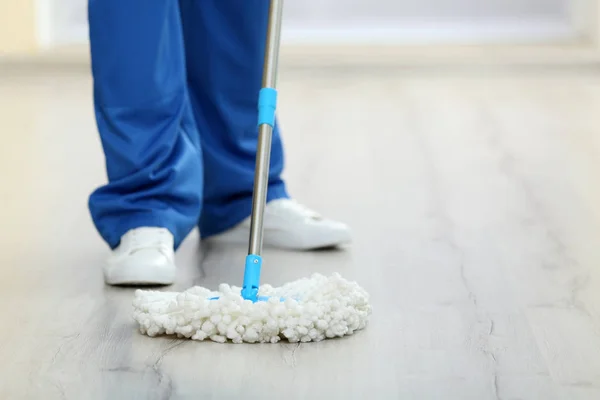 Ung man med mopp rengöring av golv — Stockfoto