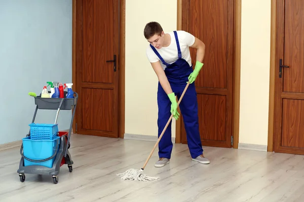 Joven con fregona — Foto de Stock