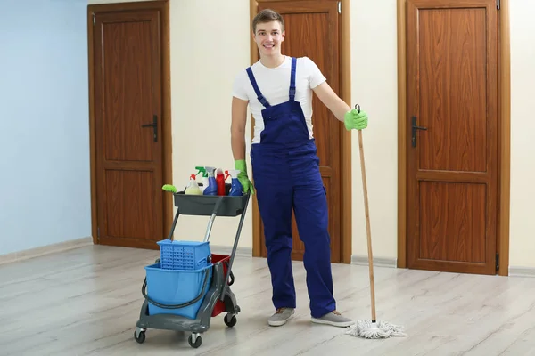 Jeune homme avec équipement de nettoyage — Photo