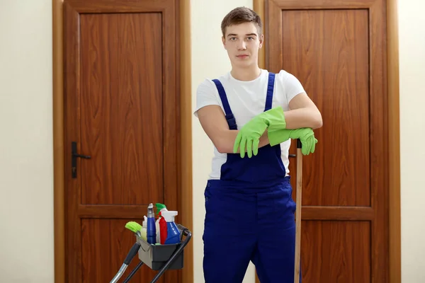Jeune homme avec équipement de nettoyage — Photo