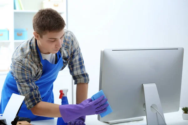 Homem limpeza monitor de computador — Fotografia de Stock