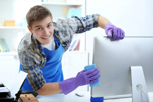 Homem limpeza monitor de computador — Fotografia de Stock