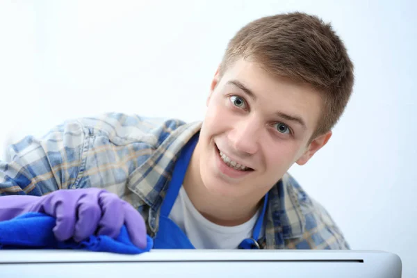 Homem limpeza monitor de computador — Fotografia de Stock